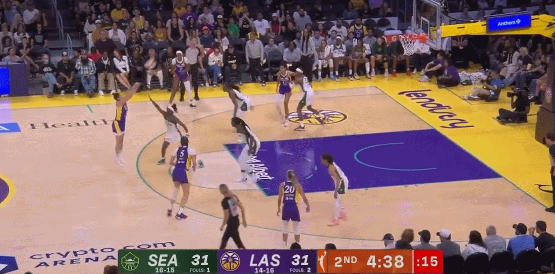 普拉姆状态火热半场14+4，高效表现助球队逆转领先