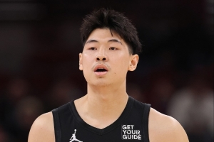 崔永熙：穿属于自己的NBA球衣很不真实 有时还会怀疑是不是自己的