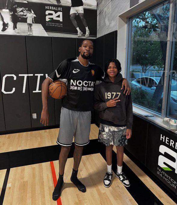 好消息！杜兰特近期训练照曝光，已摘掉左手拇指手术后的护具