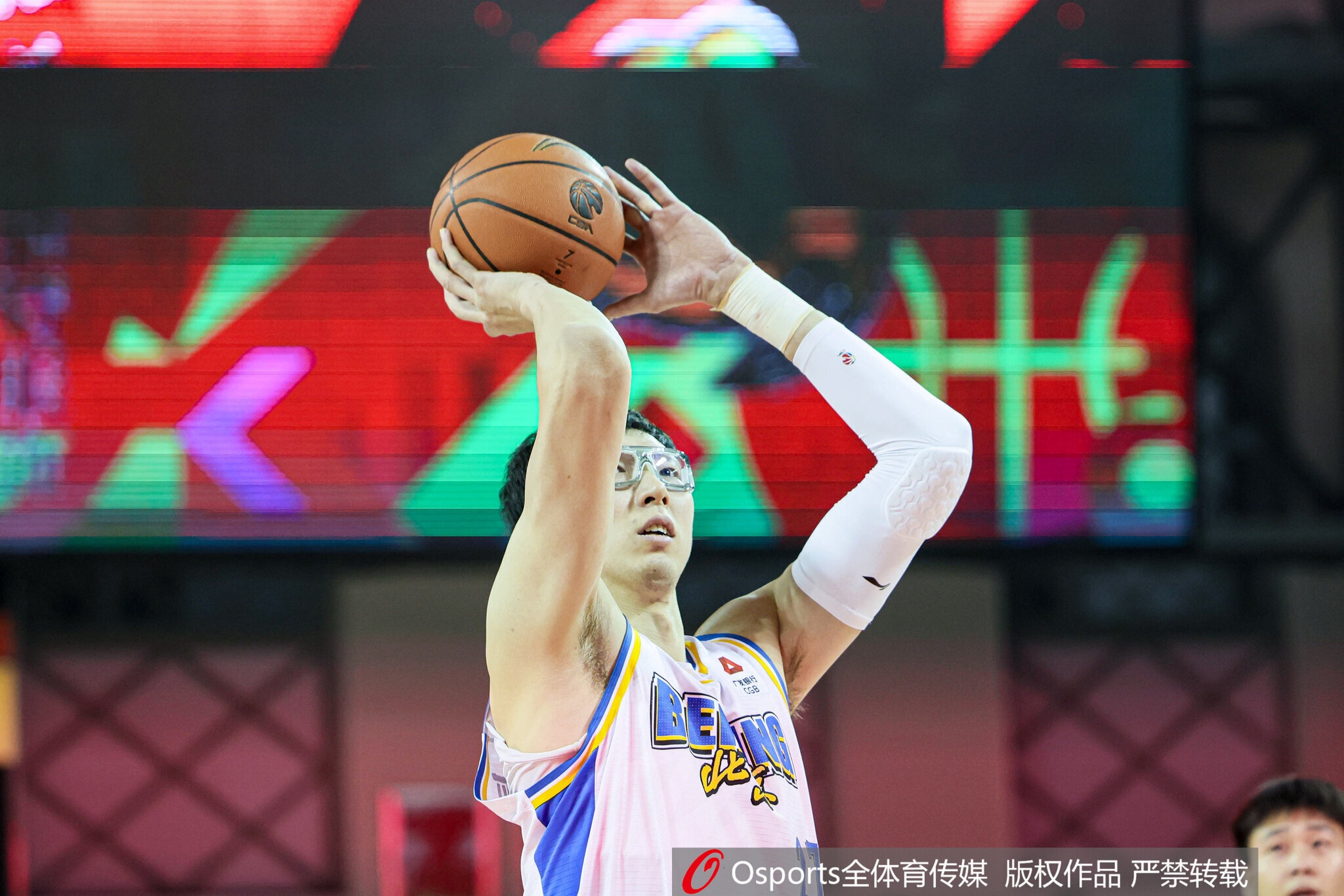 开云平台中国-直接对位！周琦半场7分5板1助1帽VS王哲林10分10板2助&amp;6前场板